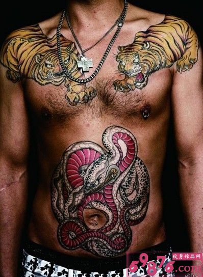 男人胸前霸气老虎蛇对战图片