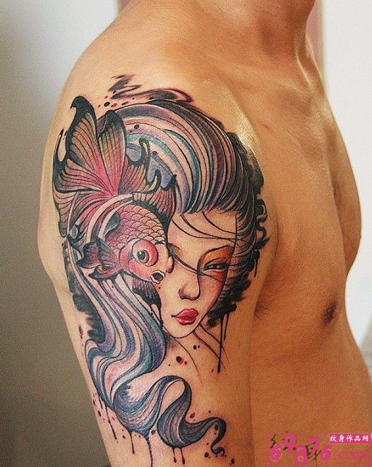 男人大臂上金鱼美女图片