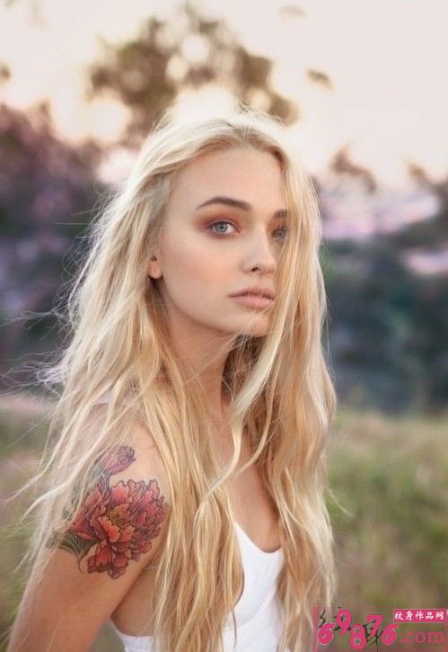 欧美美女手臂唯美好看的牡丹纹身图案图片