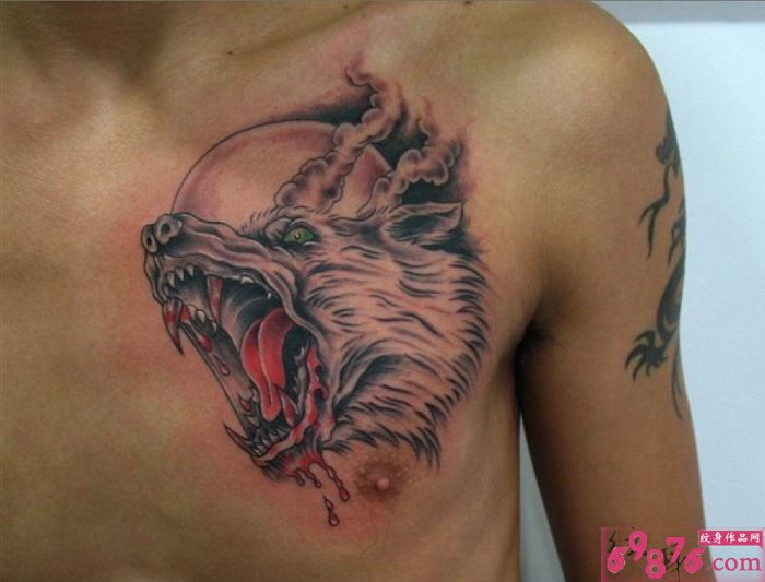男人胸部嗜血狼头刺青图片