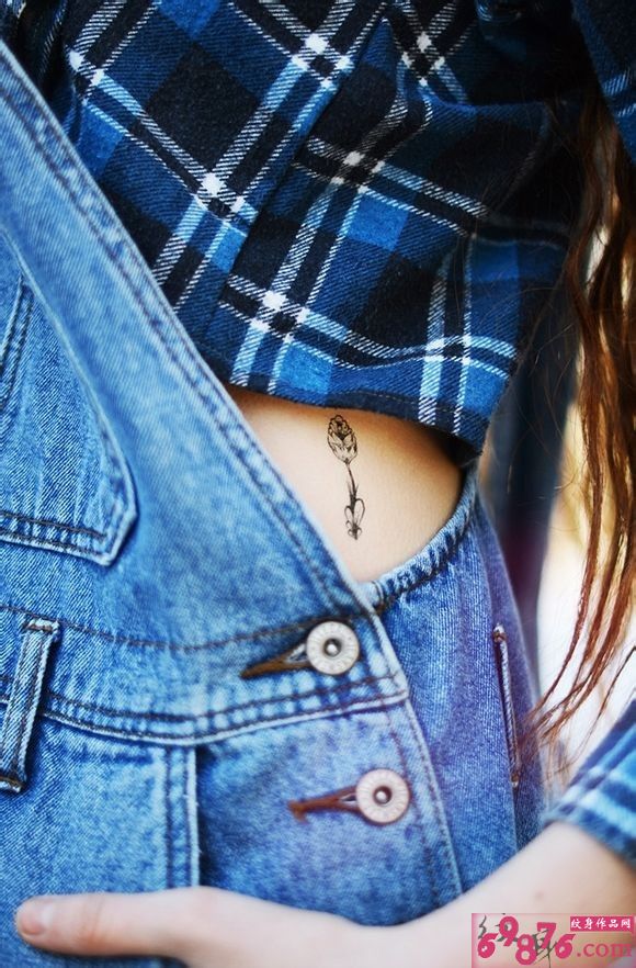 女子侧腰小巧花纹身图片