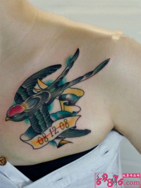 女子胸前彩色小燕子图片