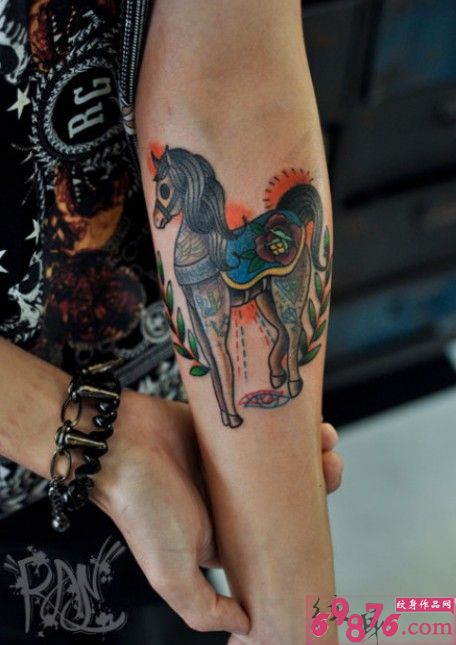 彩色旋转木马图片