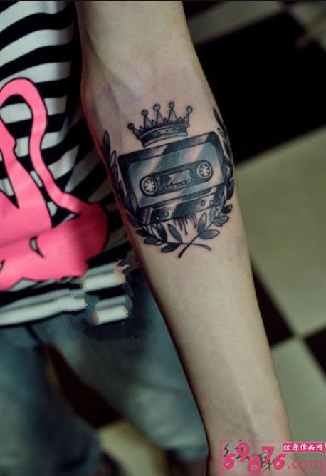 手臂个性磁带纹身图片