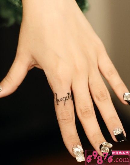 手指个性英文字母戒指纹身图片