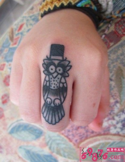手指可爱猫头鹰刺青图片