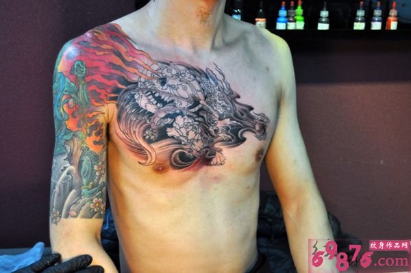 男人彪悍肩部半胛刺青图片