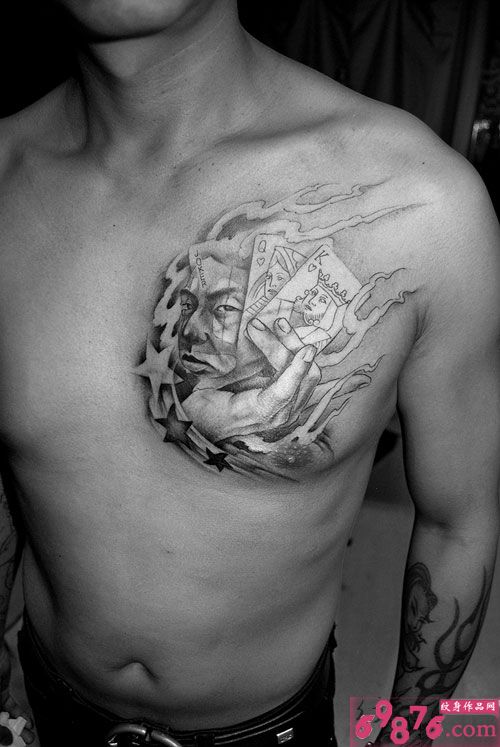 胸前扑克牌Q和K图片