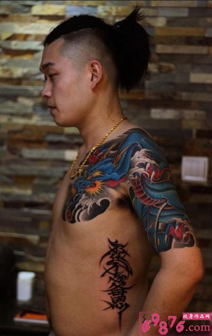 男人霸气披肩半甲纹身图案图片