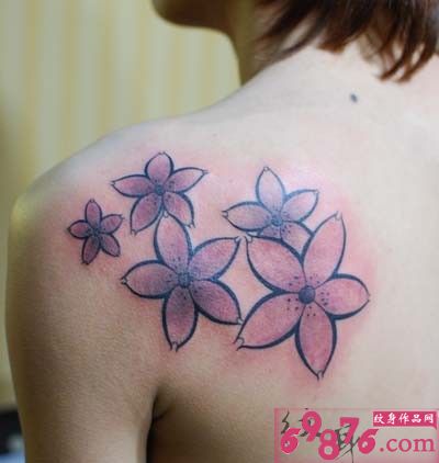 肩部简洁樱花图腾图片