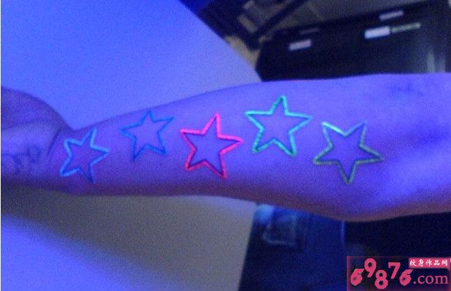 手臂七彩荧光星星纹身图片