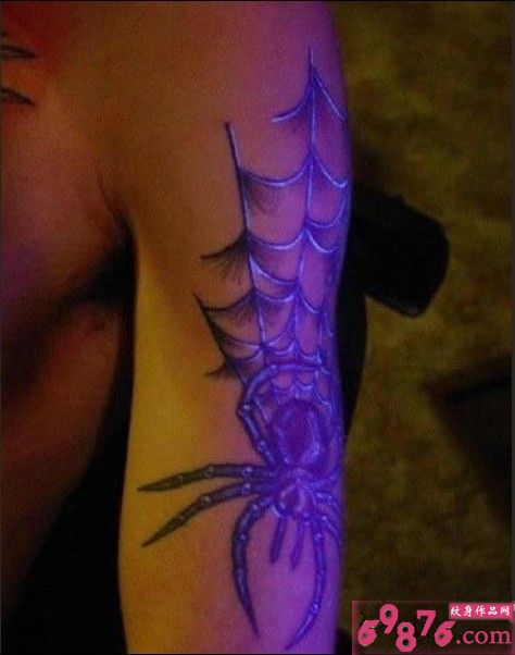 手臂创意蜘蛛荧光纹身图案图片