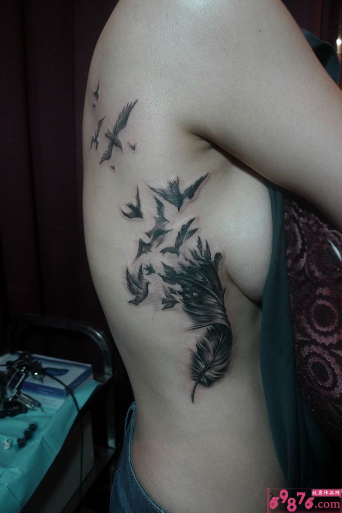 侧胸创意性感羽毛小鸟纹身图片