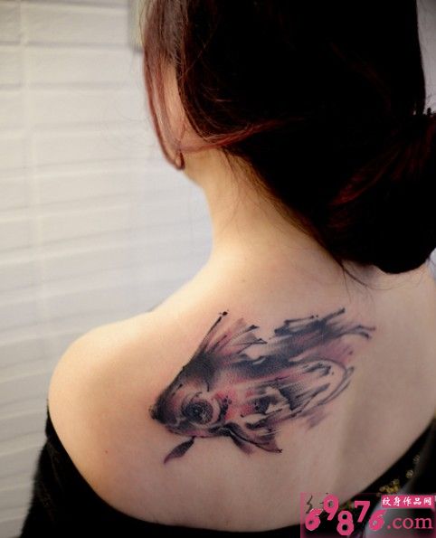 肩胛唯美水墨画小鱼刺青图片