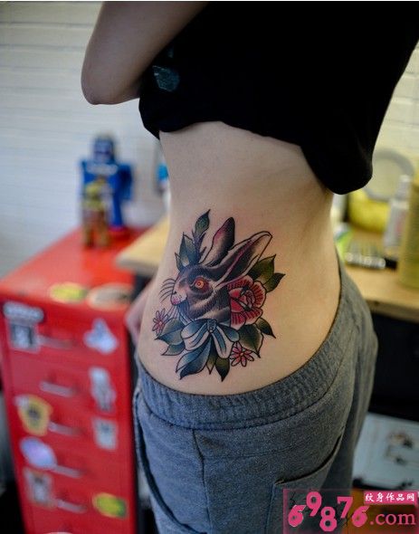 性感时尚女性小蛮腰兔子刺青图片图片