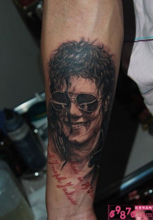 个性杰克逊肖像手臂纹身图片