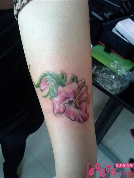 盛开百合花手臂刺青图片