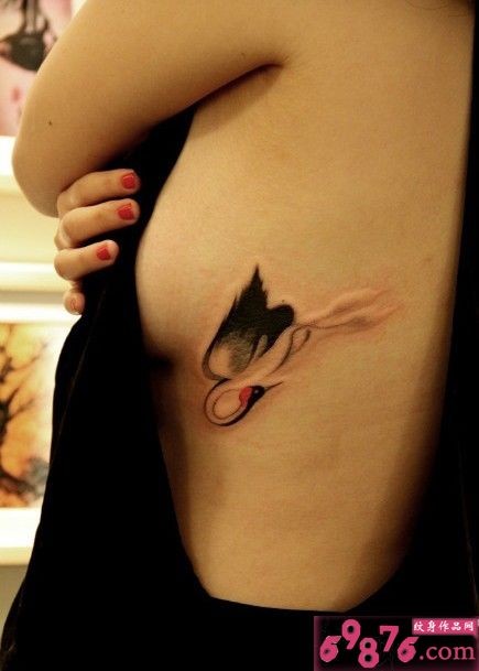 腰部抽象水墨丹顶鹤图片