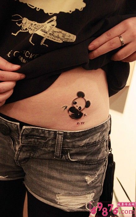 侧腰熊猫吃竹子水墨刺青图片