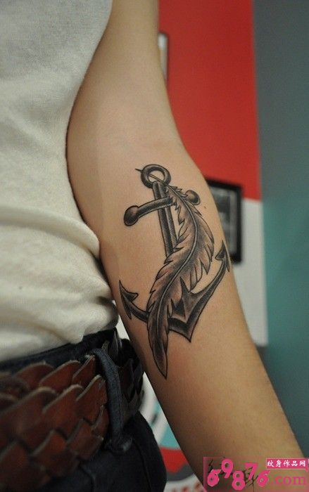 手臂羽毛锚刺青图片