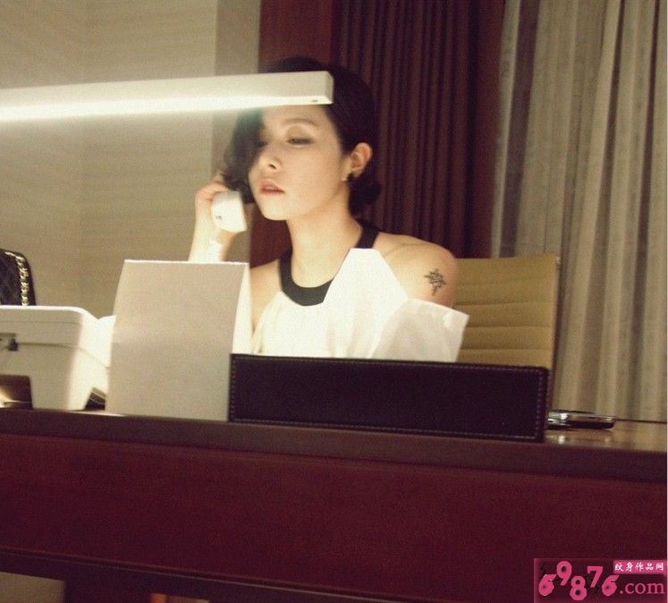 2013美女最新肩部流行纹身图片