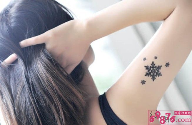 手臂漂亮雪花刺青图片