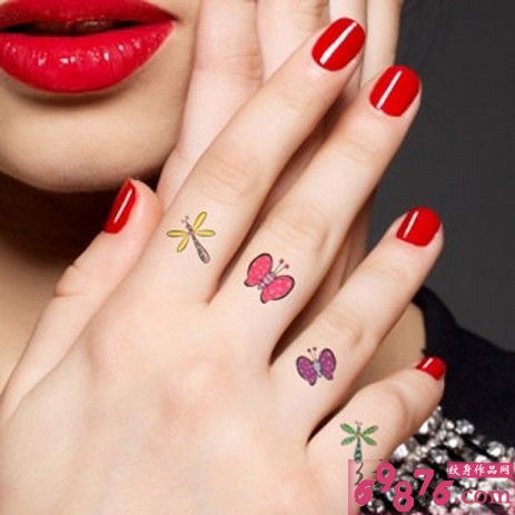 红唇女手指飞舞蝴蝶图片