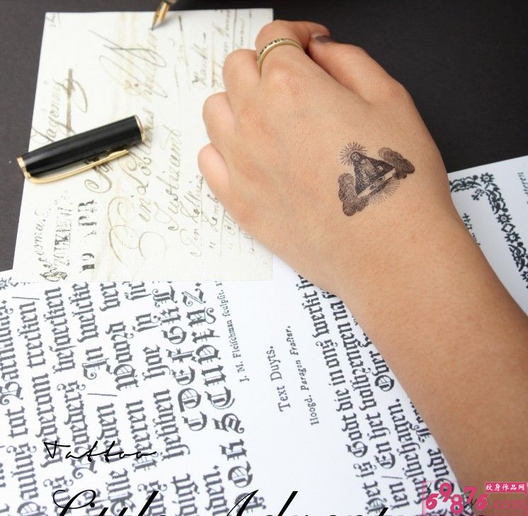 手背个性耶稣纹身图片