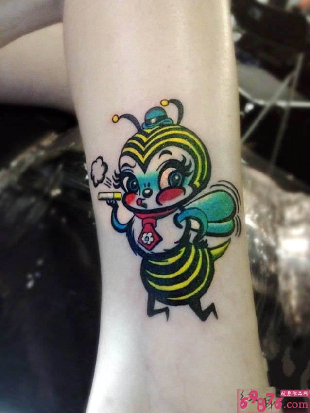 手臂个性抽烟小蜜蜂纹身图片