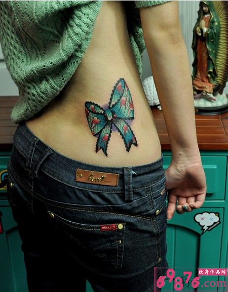 侧腰蓝色蝴蝶结刺青图片