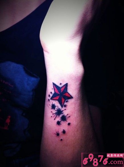 手腕个性五角星纹身图片