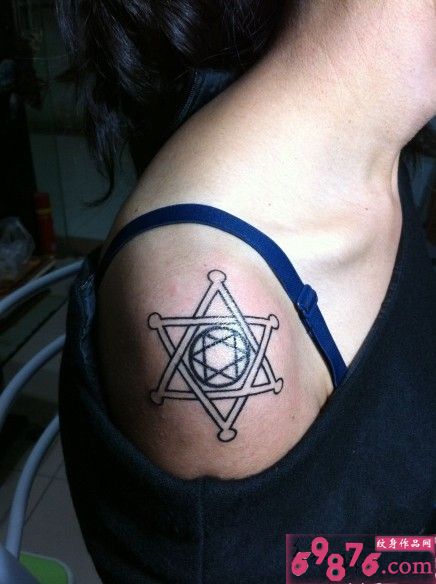 六角芒星阵肩部刺青图片