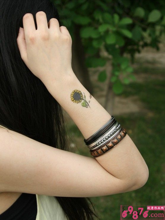 女生手腕向日葵纹身图片