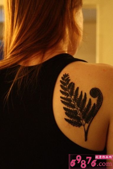 女生后肩唯美好看的草叶子刺青图片图片