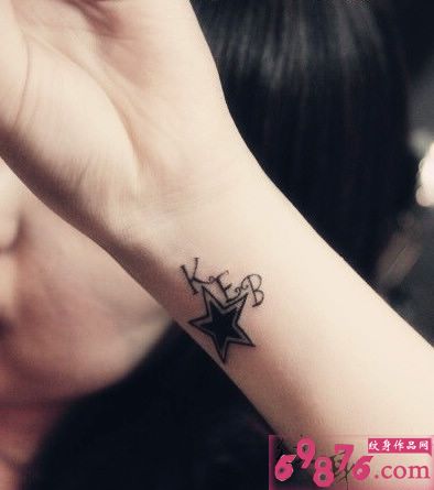 手腕星星字母纹身图片