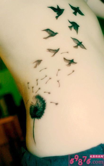 唯美腰部蒲公英小鸟纹身图片