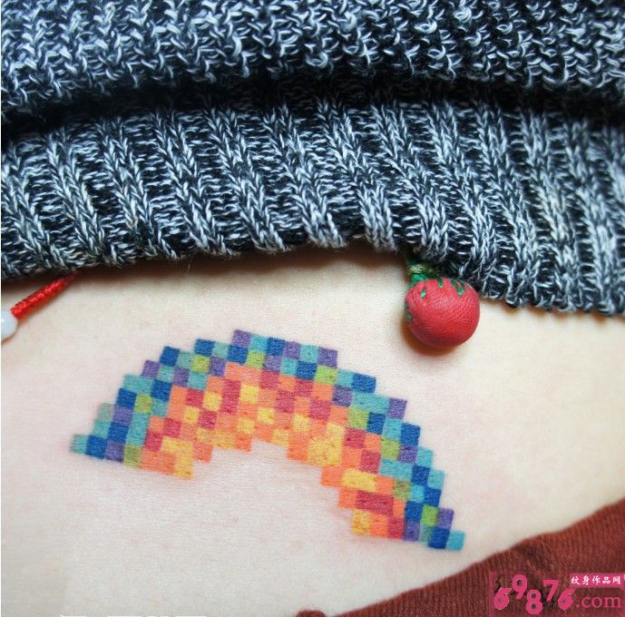 侧腰可爱小彩虹纹身图片