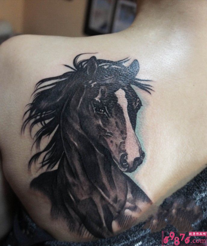 女子背部马头像纹身图案图片
