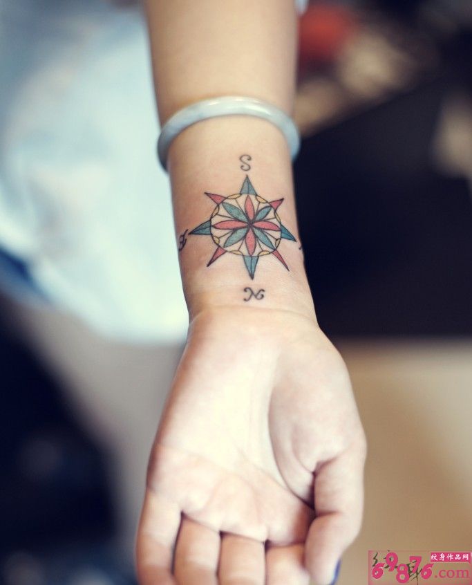手腕彩色指南针刺青图片