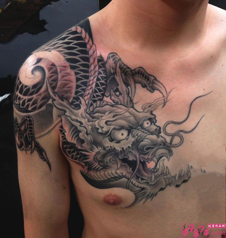 霸气披肩龙纹身图图片