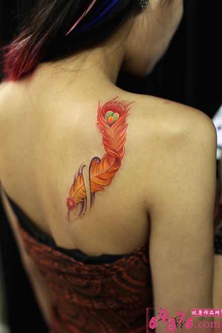后肩红色羽毛刺青图片