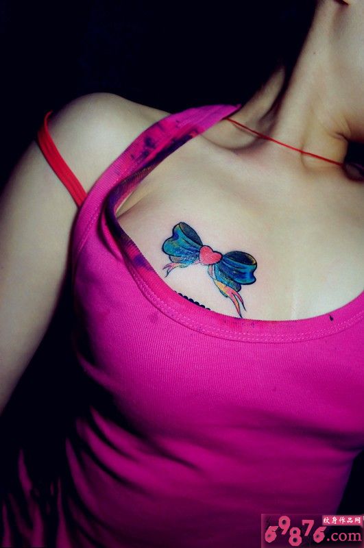 胸前彩色蝴蝶结纹身图片