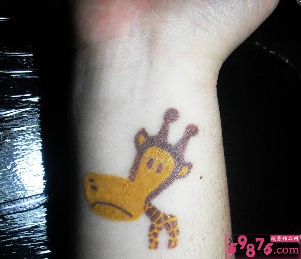 内侧小臂创意长颈鹿纹身图片