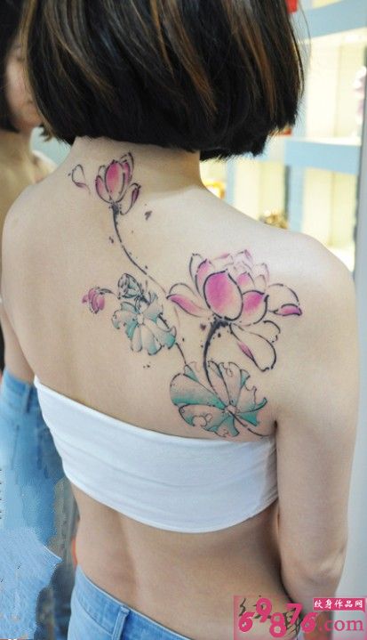 女子彩绘荷花纹身图片