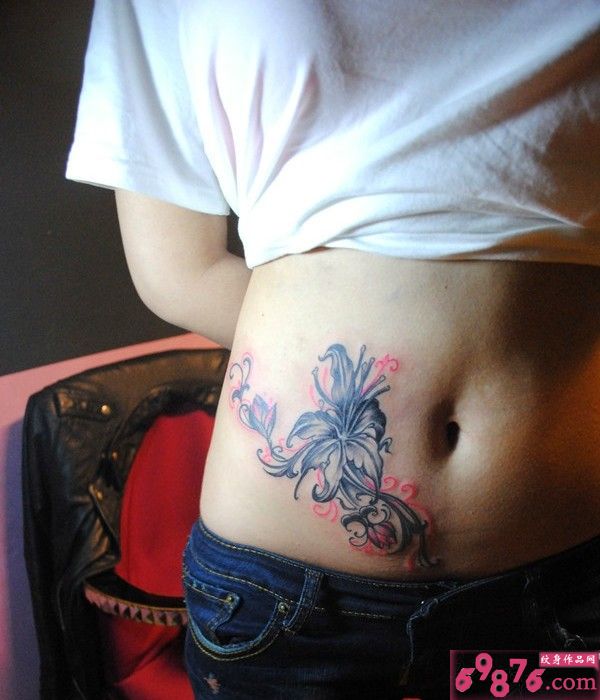 腰部清新彼岸花纹身图片图片