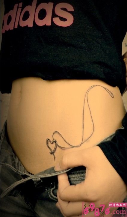 侧腰项链创意纹身图片