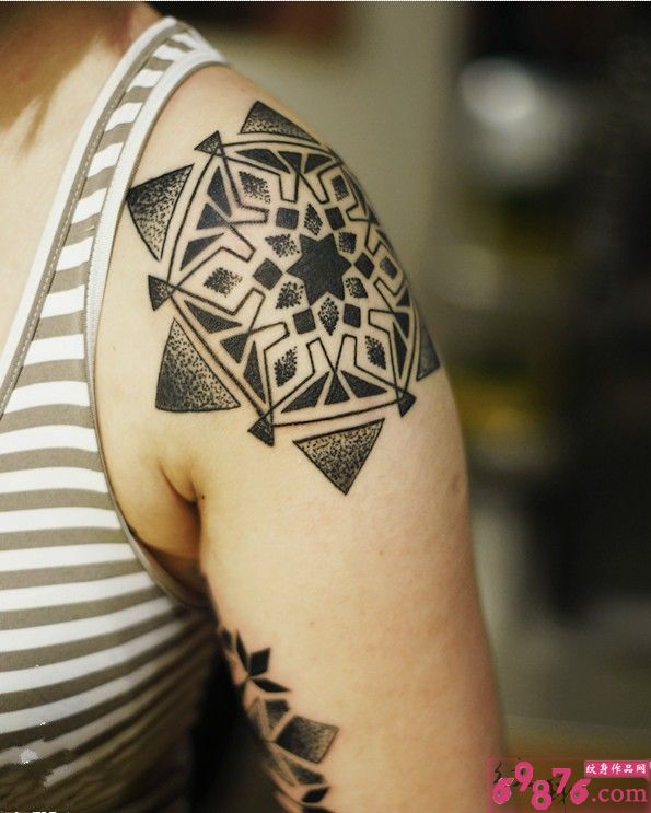 大臂雪花点刺艺术纹身图片