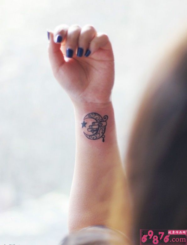 漂亮手腕上好看的月亮星星图腾纹身图图片
