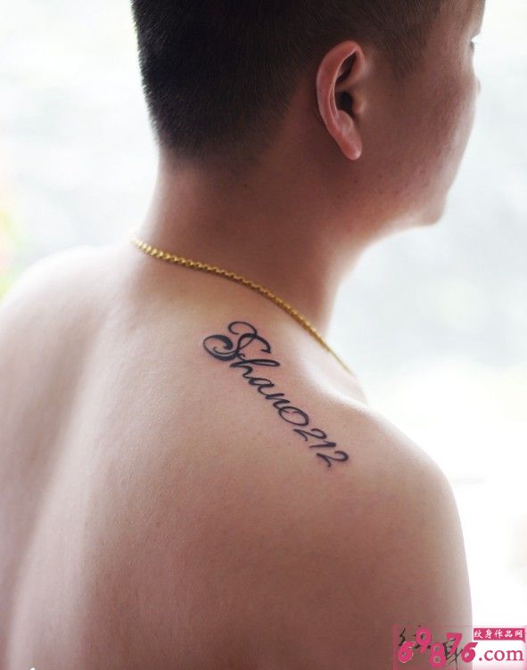 肩部创意英文刺青图片