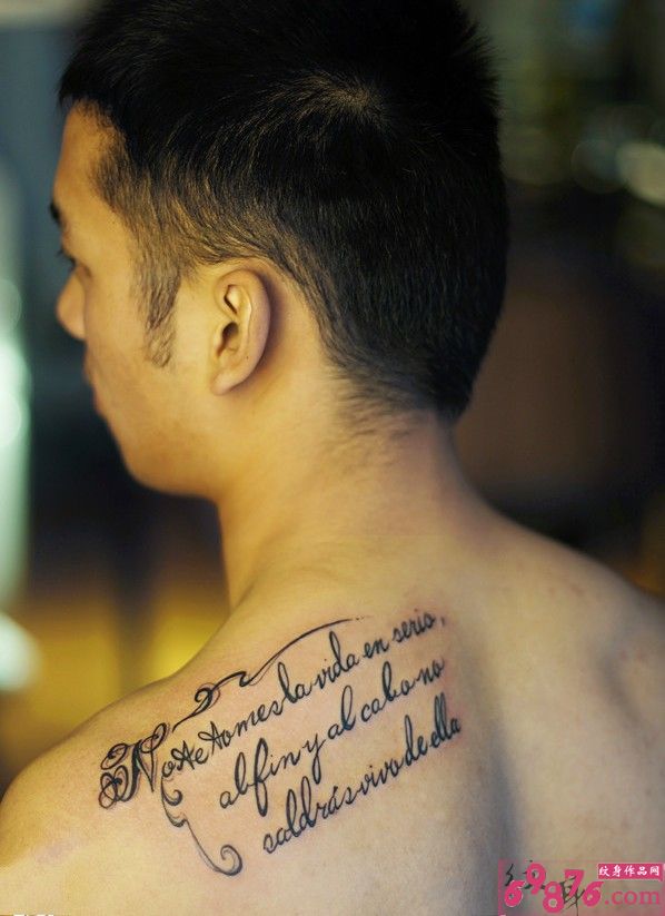 肩部英文文字刺青图片